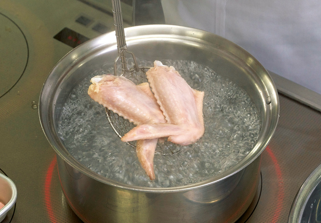 シメの雑炊も最高です。ぷるぷるお肌に♪「コラーゲン鍋」レシピ2選 1912p033_03.jpg