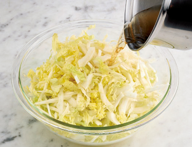 風邪や高血圧を予防・改善！　冬を乗り切る「酢白菜」基本のレシピ 2102_P032_05.jpg