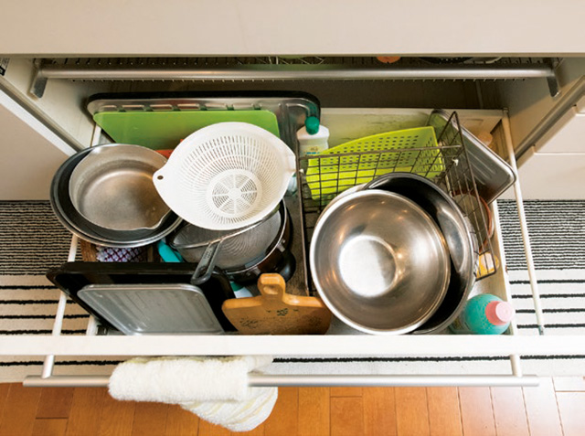 出し入れしにくいキッチンの シンク下 調理台 捨てずにすっきり収納術で使い勝手が激変 毎日が発見ネット