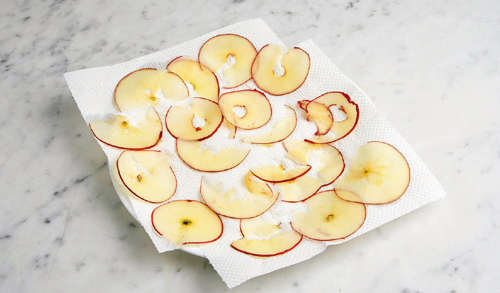 旬で栄養価の高いりんごをレンチンだけでデザートに！ 「焼きりんご」と「りんごチップス」レシピ 2110_P036_08_W500.jpg