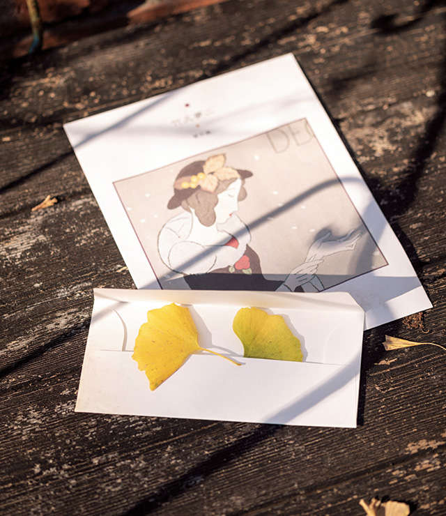 満を持して黄色く染まる落葉樹のアンカー「黄金色のテーブルで」／暮らしの晴れ間 2211_P004_02.jpg