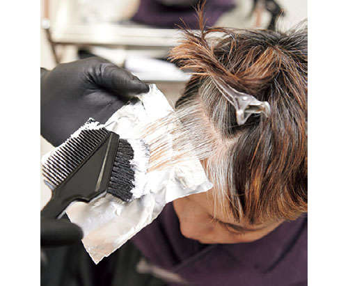 もう面倒な白髪染めはしたくない！ 美容師が指南する「流行のグレイヘアに自然に移行する方法」 2304_P037_05_W500.jpg