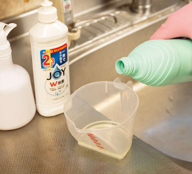 カビの温床を根こそぎ! 人気掃除YouTuberに聞いた「夏こそスッキリ!浴室掃除術」 2507_P008_09.jpg