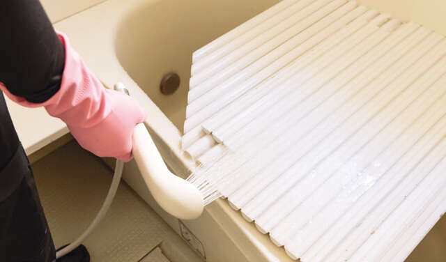 カビの温床を根こそぎ！ 人気掃除YouTuberに聞いた「夏こそスッキリ！浴室掃除術」 2507_P009_01.jpg