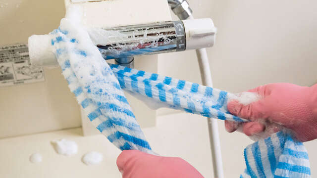 カビの温床を根こそぎ！ 人気掃除YouTuberに聞いた「夏こそスッキリ！浴室掃除術」 2507_P009_04.jpg