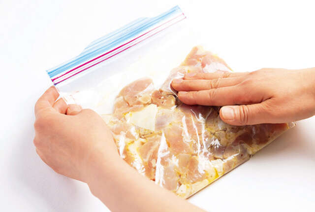 鶏もも肉も、豚こまも、鮭の切り身も!そのまま調理でおかずが仕上がる「下味冷凍」レシピ 2509_P010-011_02.jpg