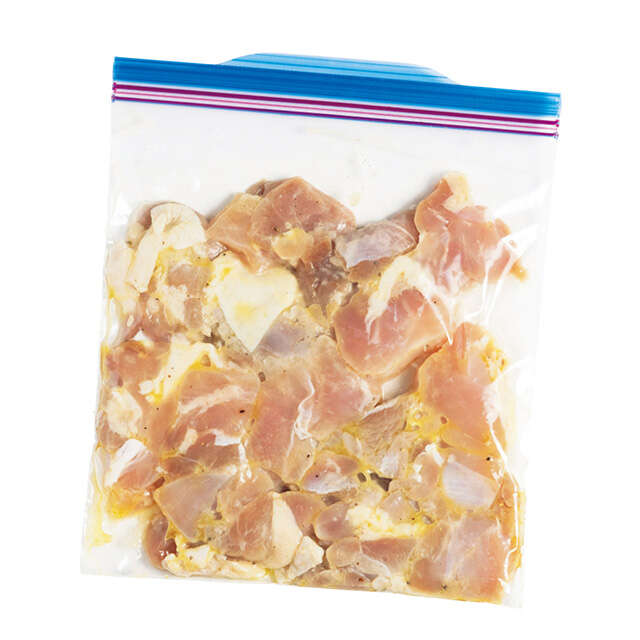 鶏もも肉も、豚こまも、鮭の切り身も!そのまま調理でおかずが仕上がる「下味冷凍」レシピ 2509_P010-011_03.jpg
