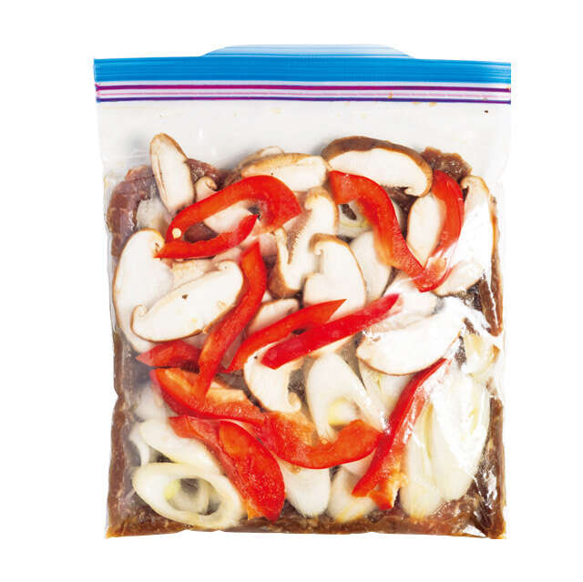 鶏もも肉も、豚こまも、鮭の切り身も！そのまま調理でおかずが仕上がる「下味冷凍」レシピ 2509_P010-011_09.jpg