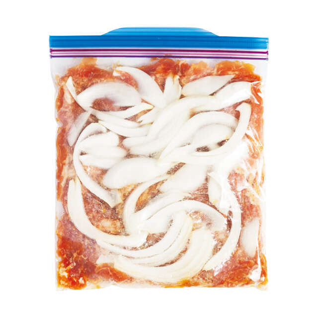 鶏もも肉も、豚こまも、鮭の切り身も！そのまま調理でおかずが仕上がる「下味冷凍」レシピ 2509_P010-011_11.jpg