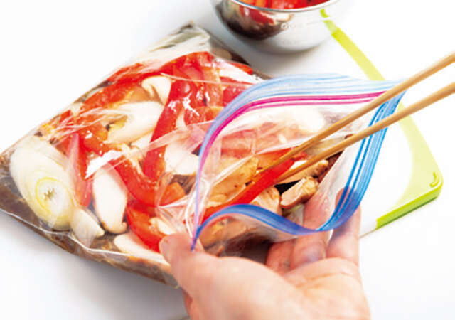 鶏もも肉も、豚こまも、鮭の切り身も！そのまま調理でおかずが仕上がる「下味冷凍」レシピ 2509_P010-011_12.jpg