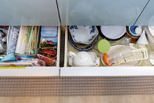 「捨てないのに片付く」を実践！ 読者キッチンをスッキリ改造【整理収納アドバイザー中山真由美さんが指南】 2512_P008-009_03.jpg