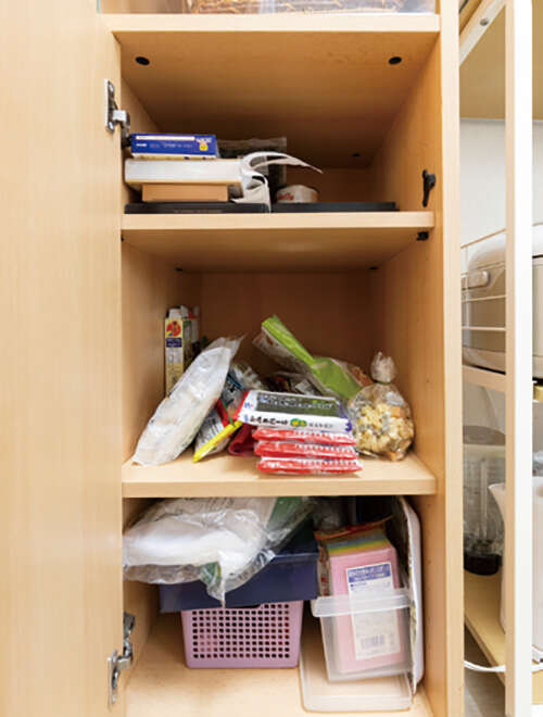 「捨てないのに片付く」を実践！ 読者キッチンをスッキリ改造【整理収納アドバイザー中山真由美さんが指南】 2512_P008-009_06.jpg