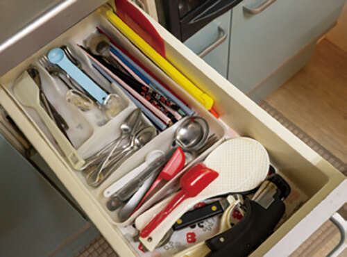 「捨てないのに片付く」を実践！ 読者キッチンをスッキリ改造【整理収納アドバイザー中山真由美さんが指南】 2512_P008-009_14.jpg