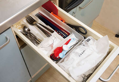 「捨てないのに片付く」を実践！ 読者キッチンをスッキリ改造【整理収納アドバイザー中山真由美さんが指南】 2512_P008-009_15.jpg