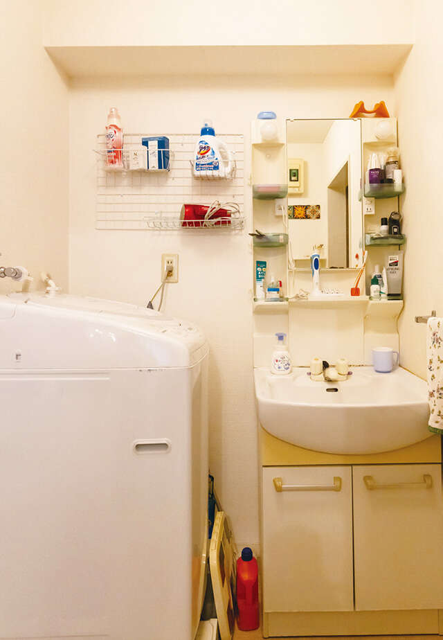 「捨てられない」人に朗報！ ごちゃごちゃした洗面台周りプロがを整える「捨てない片付け」【プロが指南】 2512_P010-011_02.jpg