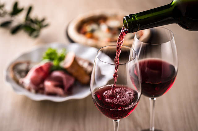 赤ワインとともに食事するフランス人は心疾患で亡くなる人が少ない？／老けない人が食べているもの
