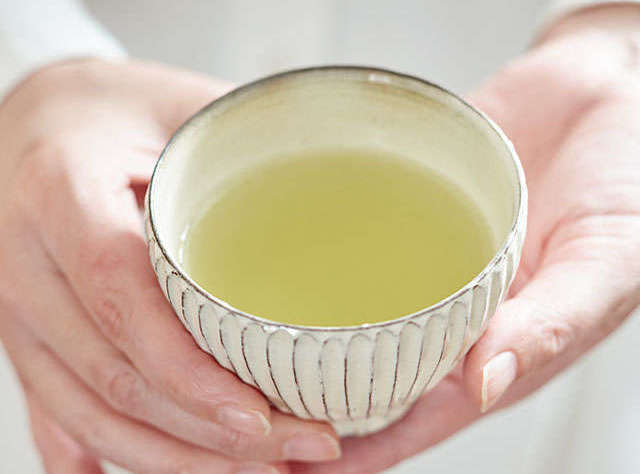 血流改善やストレス緩和など！ 毎日飲めば健康増進効果が得られる「緑茶の効能」を解説！