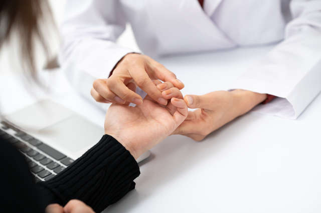 手指の病気「ヘバーデン結節」の「治療の流れ」を解説。痛みを和らげる「10秒神経マッサージ」って？