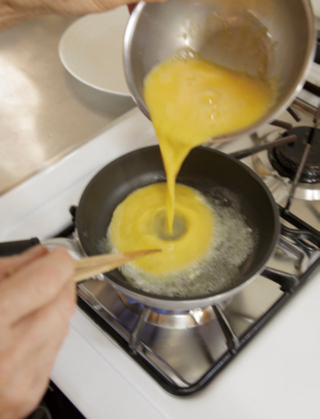 卵の味を生かす究極の調理法。トロトロ卵のオムレツに挑戦！／ふたりのごはん 縺ｵ縺溘ｊ縺ｮ縺薙ｙ縺ｯ繧鍋判蜒・futarigohan_p034_01.jpg