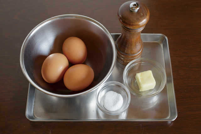 卵の味を生かす究極の調理法。トロトロ卵のオムレツに挑戦！／ふたりのごはん 縺ｵ縺溘ｊ縺ｮ縺薙ｙ縺ｯ繧鍋判蜒・futarigohan_p033_01.jpg