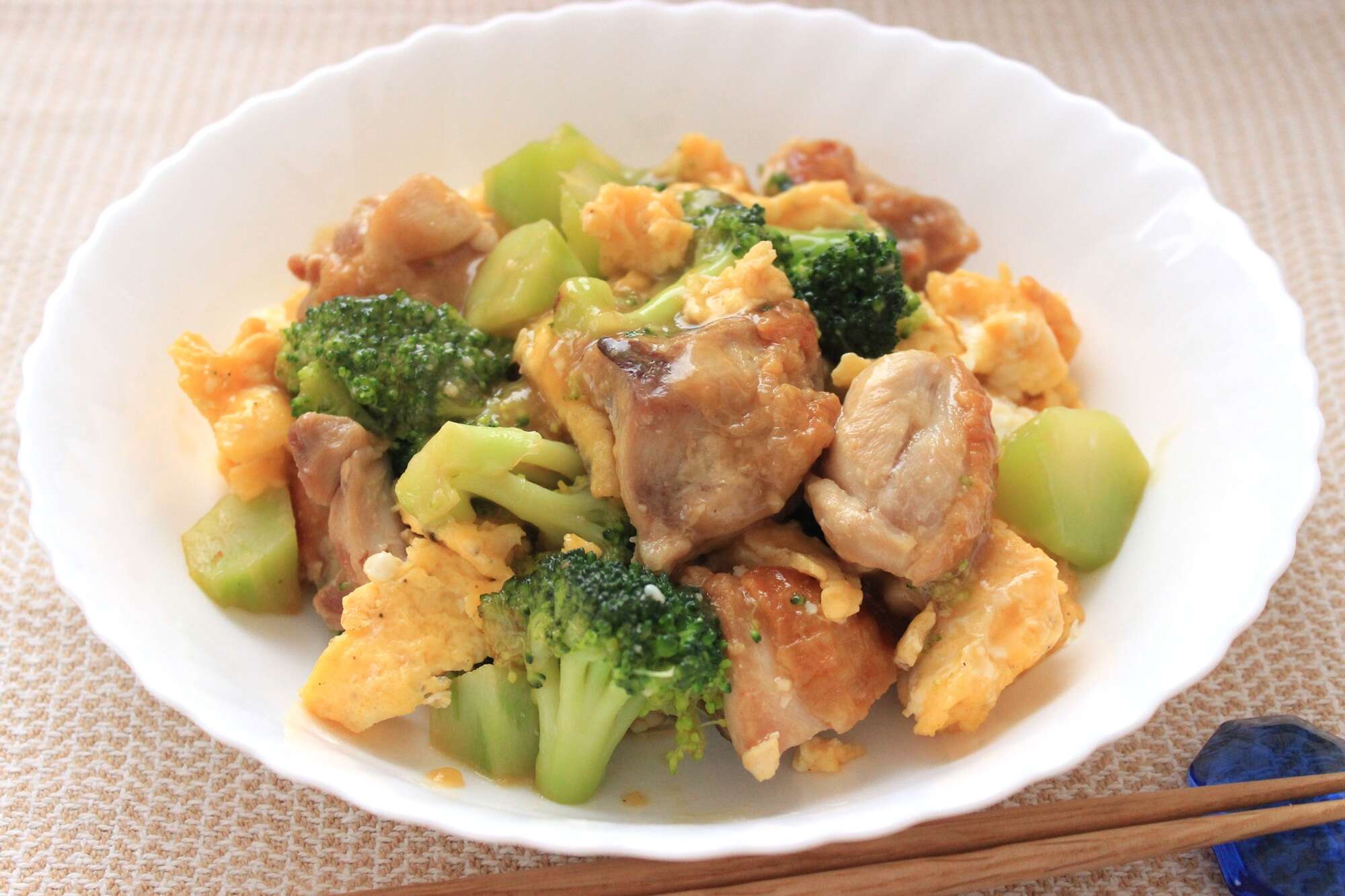 ブロッコリー×卵で栄養網羅！にんにくの風味で箸が進む「ブロッコリーと鶏肉の中華卵炒め」