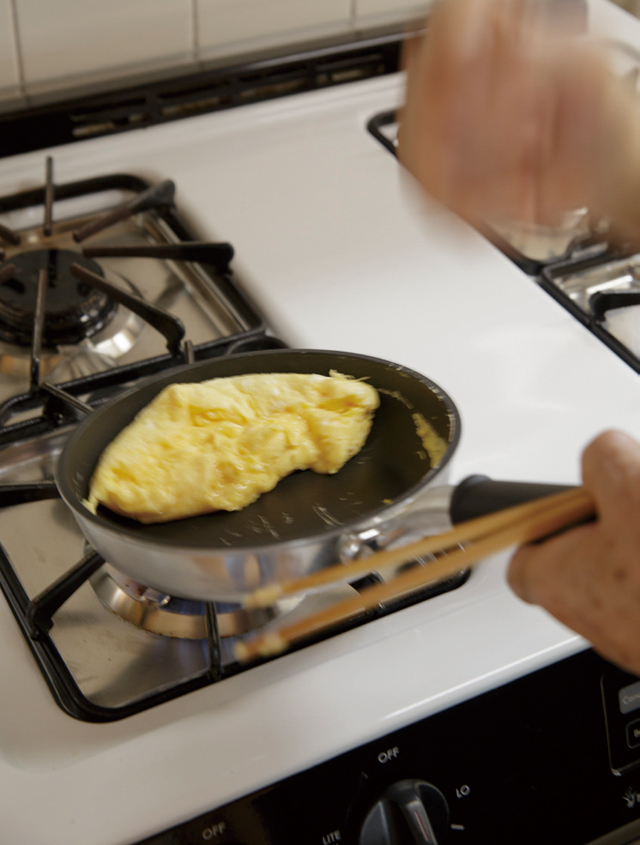 卵の味を生かす究極の調理法。トロトロ卵のオムレツに挑戦！／ふたりのごはん 縺ｵ縺溘ｊ縺ｮ縺薙ｙ縺ｯ繧鍋判蜒・futarigohan_p034_04.jpg