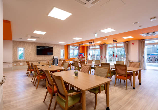 東京、神奈川、香川に高齢者介護施設「そよ風」が開設、住み慣れた地域での暮らしをサポート 鮮やかなオレンジ色を配した食堂兼機能訓練室.jpg