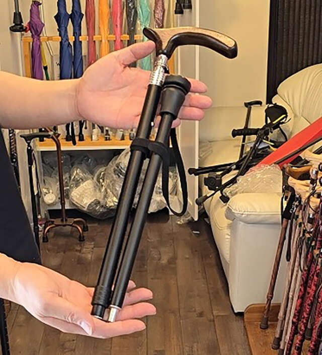 「折りたたみが負担」というユーザーの声が形に！簡単操作の2つ折り杖が新登場 ２つ折り杖「IBUKI」.jpg