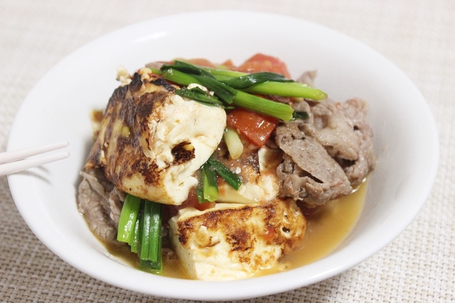 「いつもの肉豆腐」がトマトの酸味でこんなに変わるの⁉　トマト入り「牛肉豆腐」レシピ