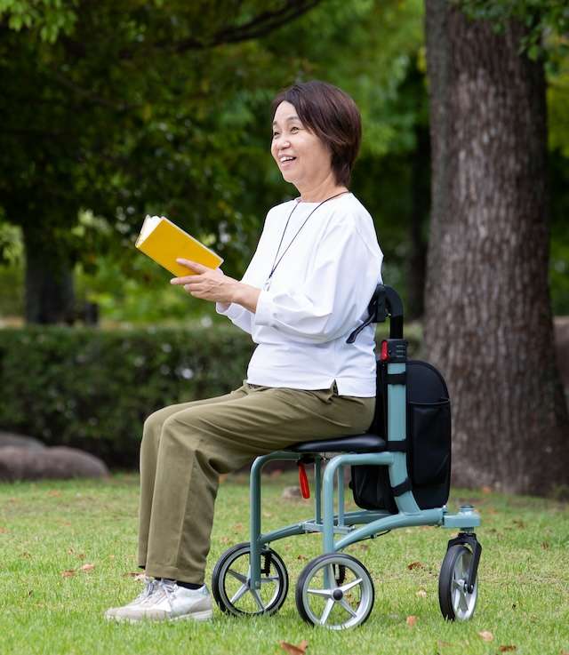 オシャレで小回りもきく！「座れて、折りたためる」日本初の3輪歩行車が新登場 コンフォート３輪　スライド座面タイプ使用イメージ.jpg