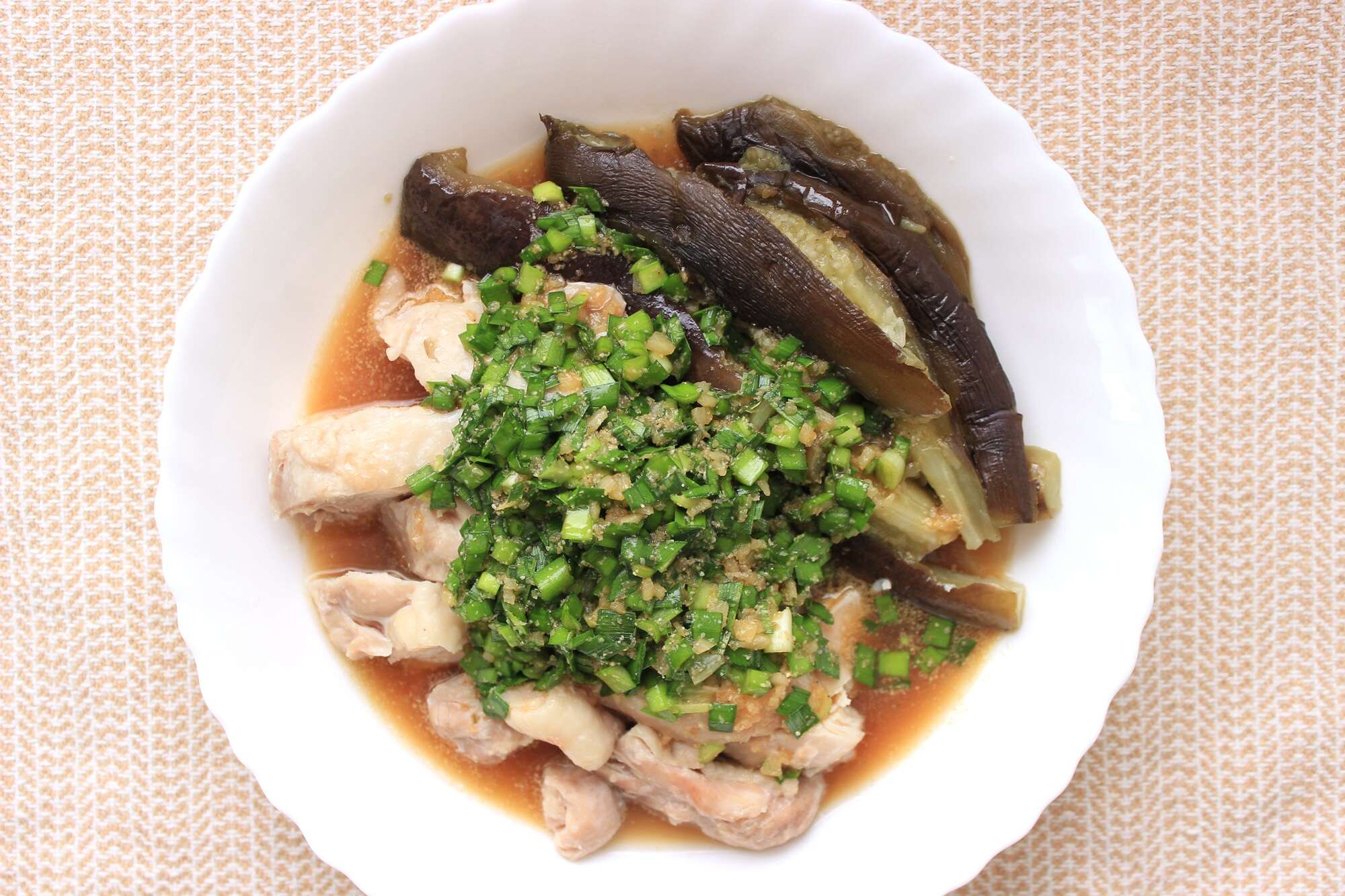 フライパンで蒸すだけなのにふっくら！ 余分な脂も落ちてヘルシーな「なすと鶏肉のフライパン蒸し にらだれ」 なすと鶏肉のフライパン蒸し にらだれ_画像.JPG