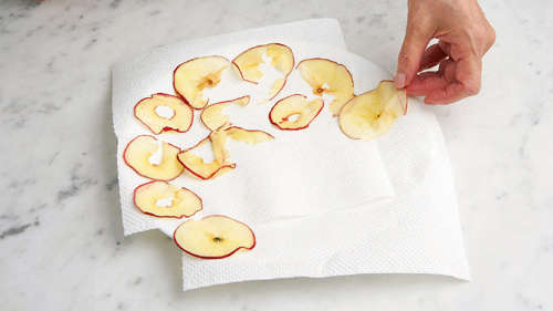 旬で栄養価の高いりんごをレンチンだけでデザートに！ 「焼きりんご」と「りんごチップス」レシピ 2110_P036_10_W500.jpg