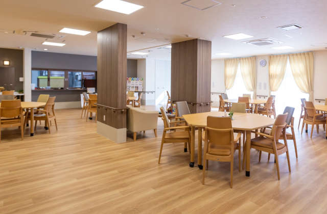 東京、神奈川、香川に高齢者介護施設「そよ風」が開設、住み慣れた地域での暮らしをサポート 調理シーンが見えるオープンキッチンを採用した食堂.jpg