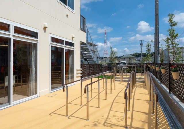 東京、神奈川、香川に高齢者介護施設「そよ風」が開設、住み慣れた地域での暮らしをサポート 目標にあわせて使い分けできる屋外歩行スペース.jpg