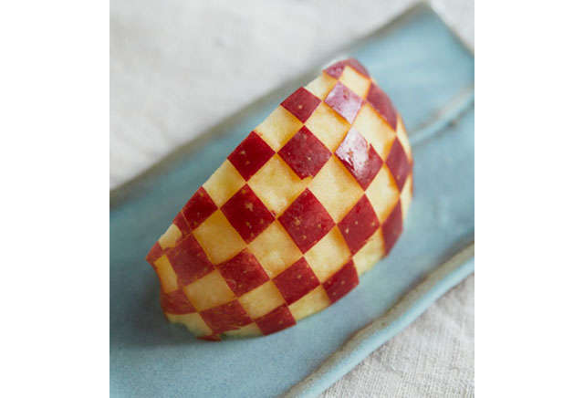 いつものお弁当がワンランクアップ！ 見栄えがちょっと寂しいときに...お弁当に使える「飾り切り」 りんごの市松.jpg