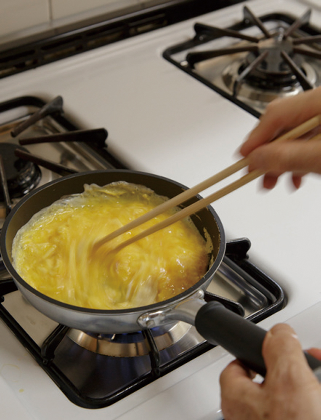 卵の味を生かす究極の調理法。トロトロ卵のオムレツに挑戦！／ふたりのごはん 縺ｵ縺溘ｊ縺ｮ縺薙ｙ縺ｯ繧鍋判蜒・futarigohan_p034_02.jpg