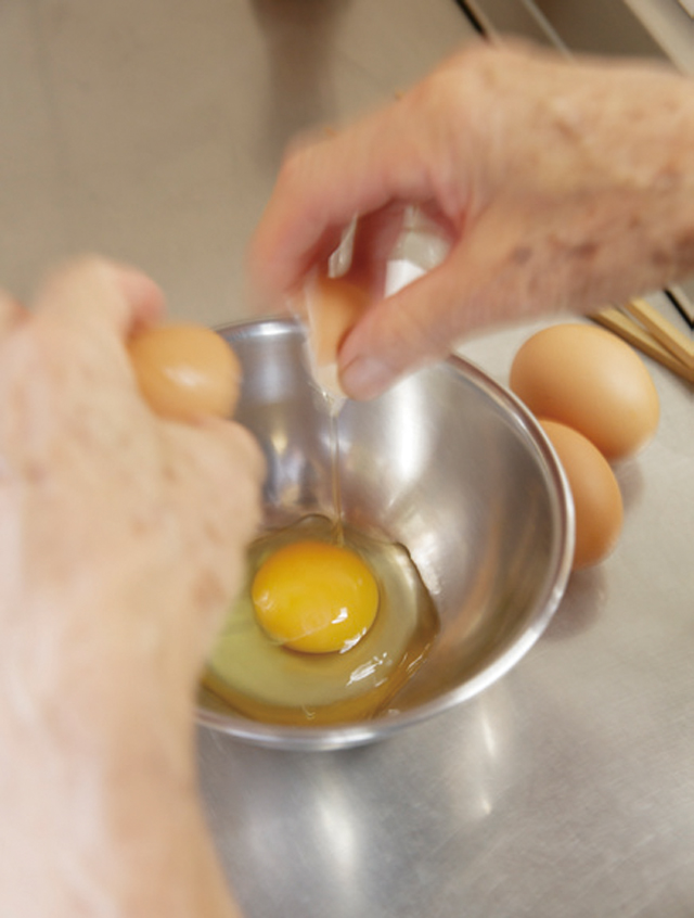 卵の味を生かす究極の調理法。トロトロ卵のオムレツに挑戦！／ふたりのごはん 縺ｵ縺溘ｊ縺ｮ縺薙ｙ縺ｯ繧鍋判蜒・futarigohan_p033_02.jpg