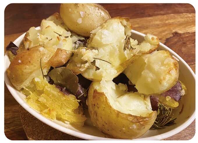 外はカリッ中はホクホク。焦げ目が食欲をそそる「じゃが芋とさつま芋のロースト」/はたらく彼女と、つくるヒモ keptman4_8.jpeg