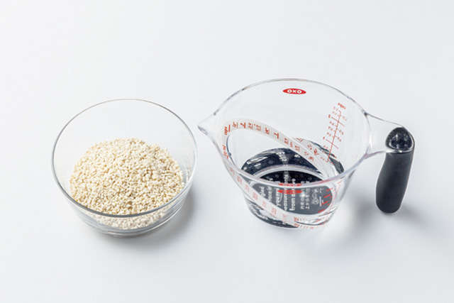 薄めるだけで甘酒に！砂糖の代わりに使える「甘麹」の作り方／体の内側からきれいになる 麹のレシピ kouji_P136-137_01.jpg