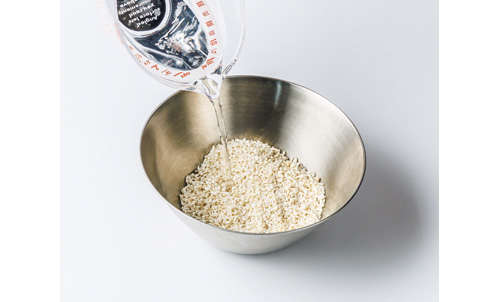 薄めるだけで甘酒に！砂糖の代わりに使える「甘麹」の作り方／体の内側からきれいになる 麹のレシピ kouji_P136-137_02_W500.jpg