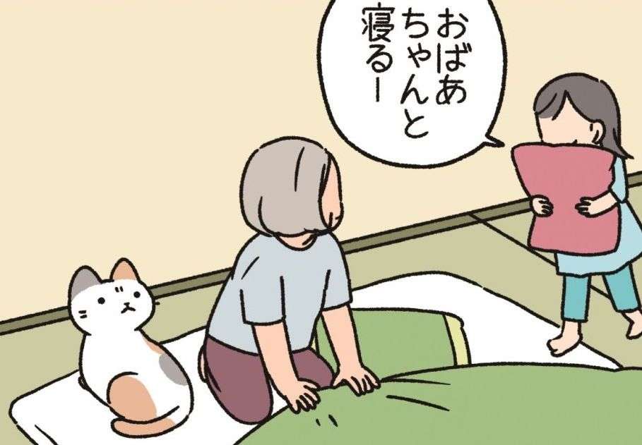 「おばあちゃんと寝る」飼い主の孫に嫉妬した「ろくろくび」のすごい寝姿／ねこようかい ショキショキ