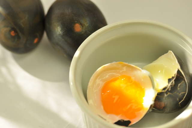 意外と簡単！ 料理の幅が広がる温泉卵の作り方。「電子レンジ」と「鍋」で失敗しないコツも紹介 pixta_2383554_S.jpg
