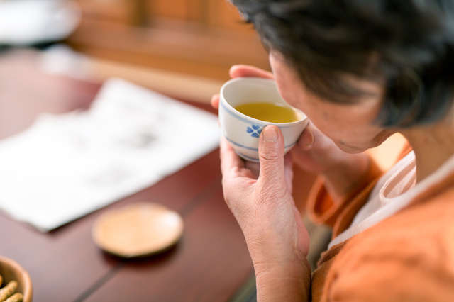 緑茶にはどんな効果・効能がある？ 茶カテキンには認知機能の低下予防も！ pixta_27795041_S.jpg