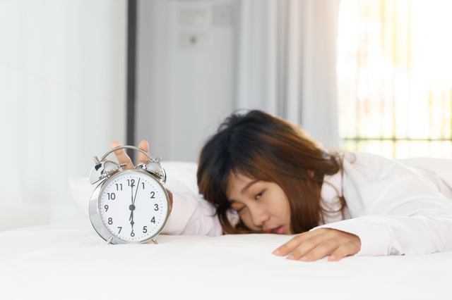 日本人に多い「睡眠不足」。なぜ「少し早く寝る」のが難しいのでしょう？ pixta_38671148_S.jpg