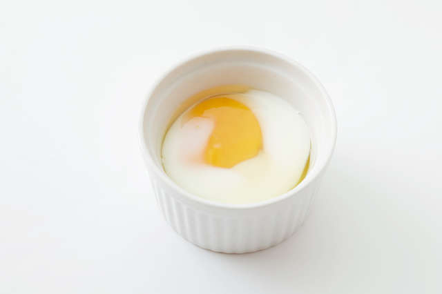 意外と簡単！ 料理の幅が広がる温泉卵の作り方。「電子レンジ」と「鍋」で失敗しないコツも紹介 pixta_74895527_S.jpg