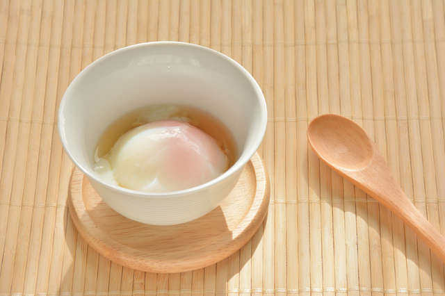 意外と簡単！ 料理の幅が広がる温泉卵の作り方。「電子レンジ」と「鍋」で失敗しないコツも紹介 pixta_76810962_S.jpg
