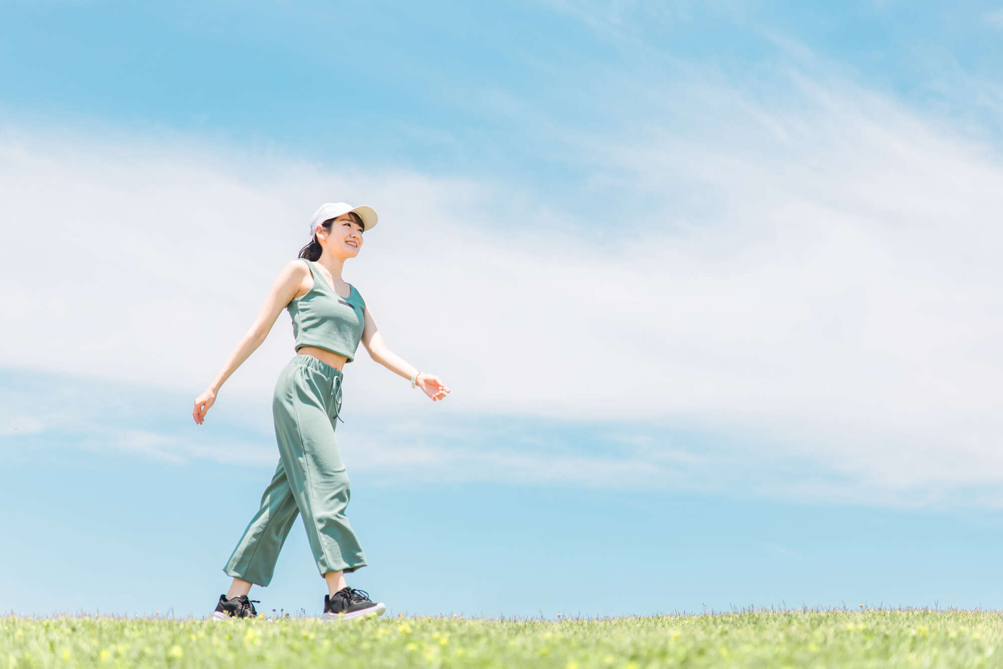 【YouTube32万人登録】笹川ひろひで氏が解説！ O脚を改善するための「ちょっとした歩き方の工夫」 pixta_94150693_M.jpg