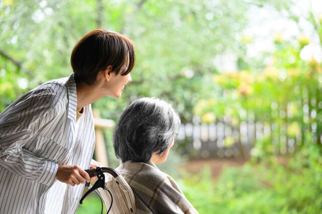 「働きながら介護」に直面する前に。『介護白書2025』が示す世代別の備え方 pixta_94882580_S.jpg