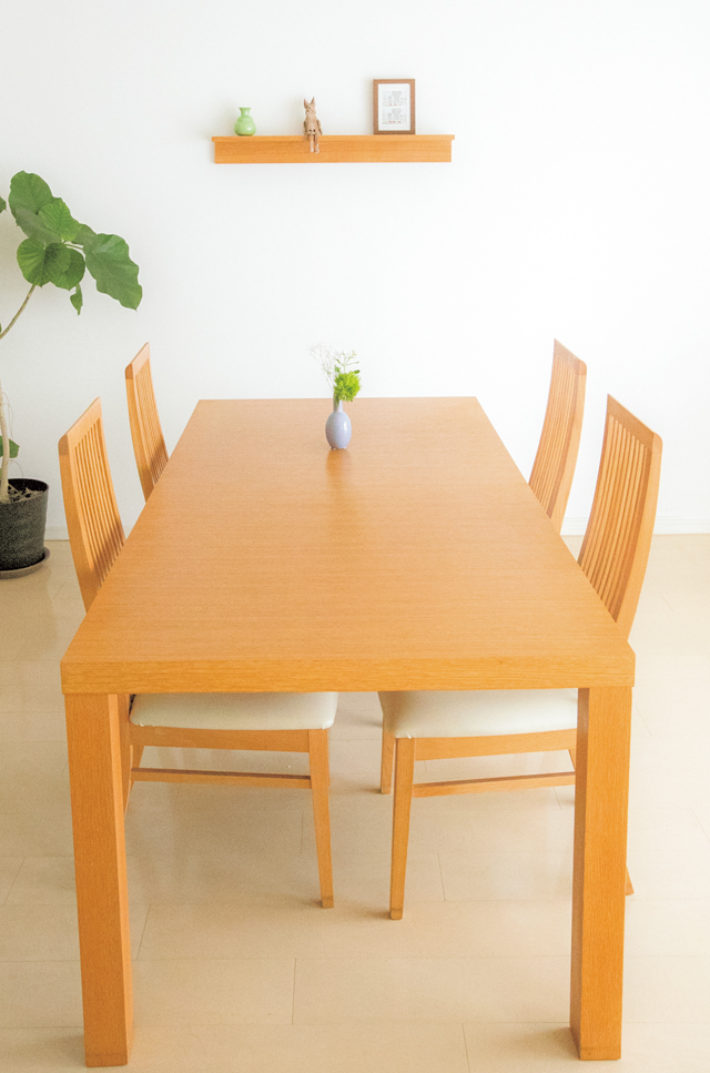 「テーブルには何も置かない」ルールでいつもスッキリ／大人のラク家事 rakukaji_P49_01.jpg