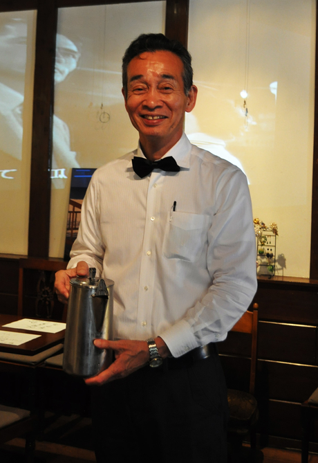 圧倒的な居心地のよさ！平均年齢70歳の「メイド喫茶」訪問記 shitsuji_DSC_0275-thumb-autox669-25811.jpg